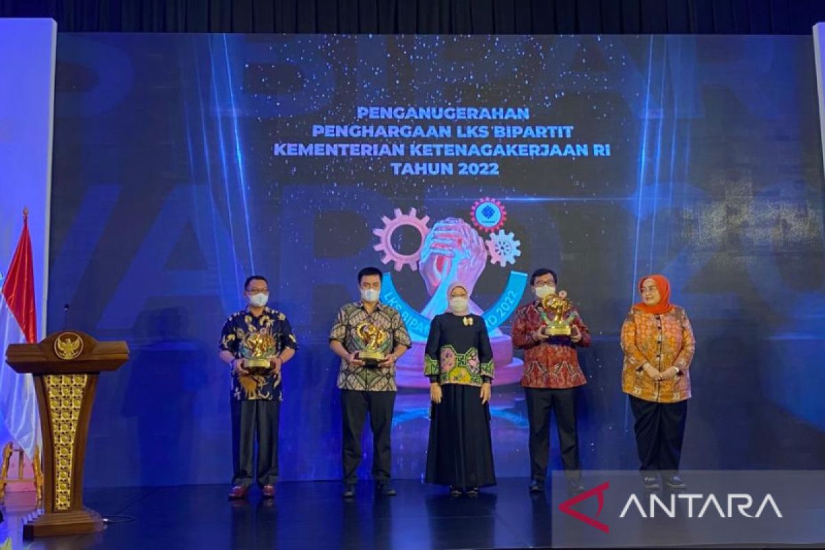 Kemnaker berikan Penghargaan LKS Bipartit 2022 kepada tiga perusahaan