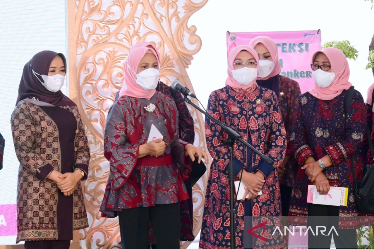 First Lady attends activity for promoting breast self-examination
