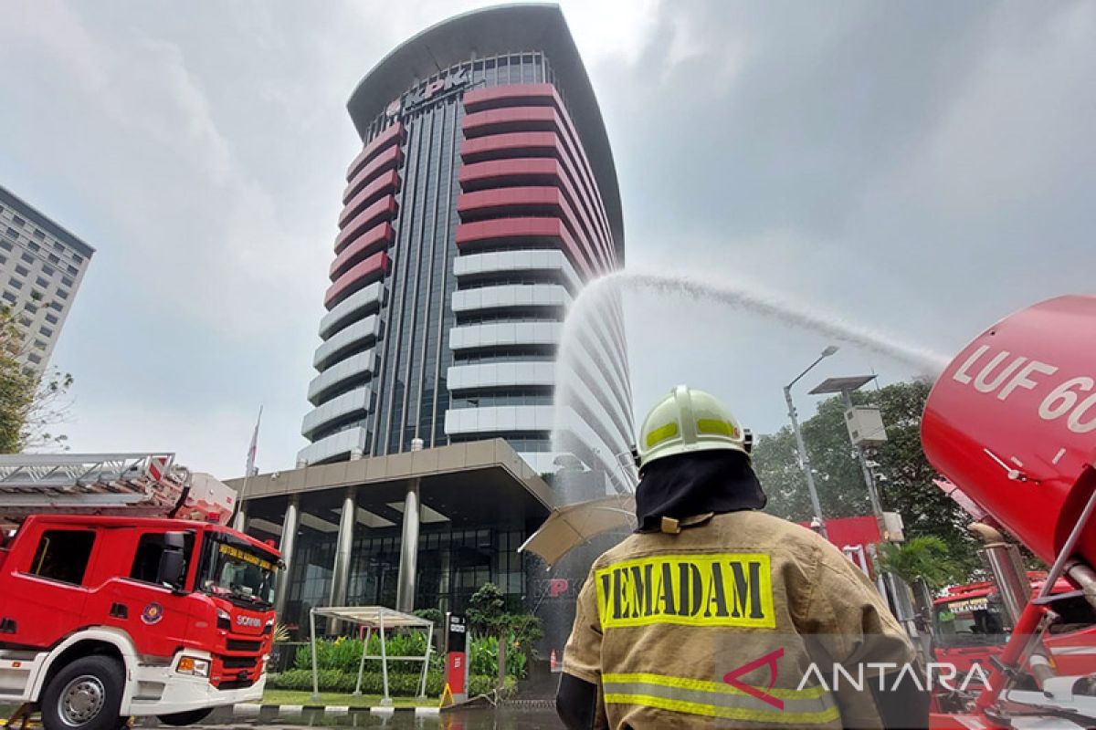 11 unit damkar tangani kebakaran kampus STKIP Kusuma Negara Jaktim