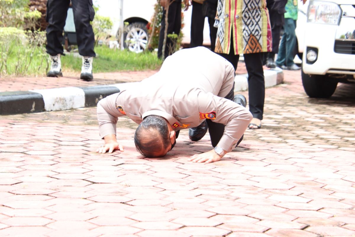 Irjen Pol Suharyono langsung sujud saat injakkan kaki di Ranah Minang
