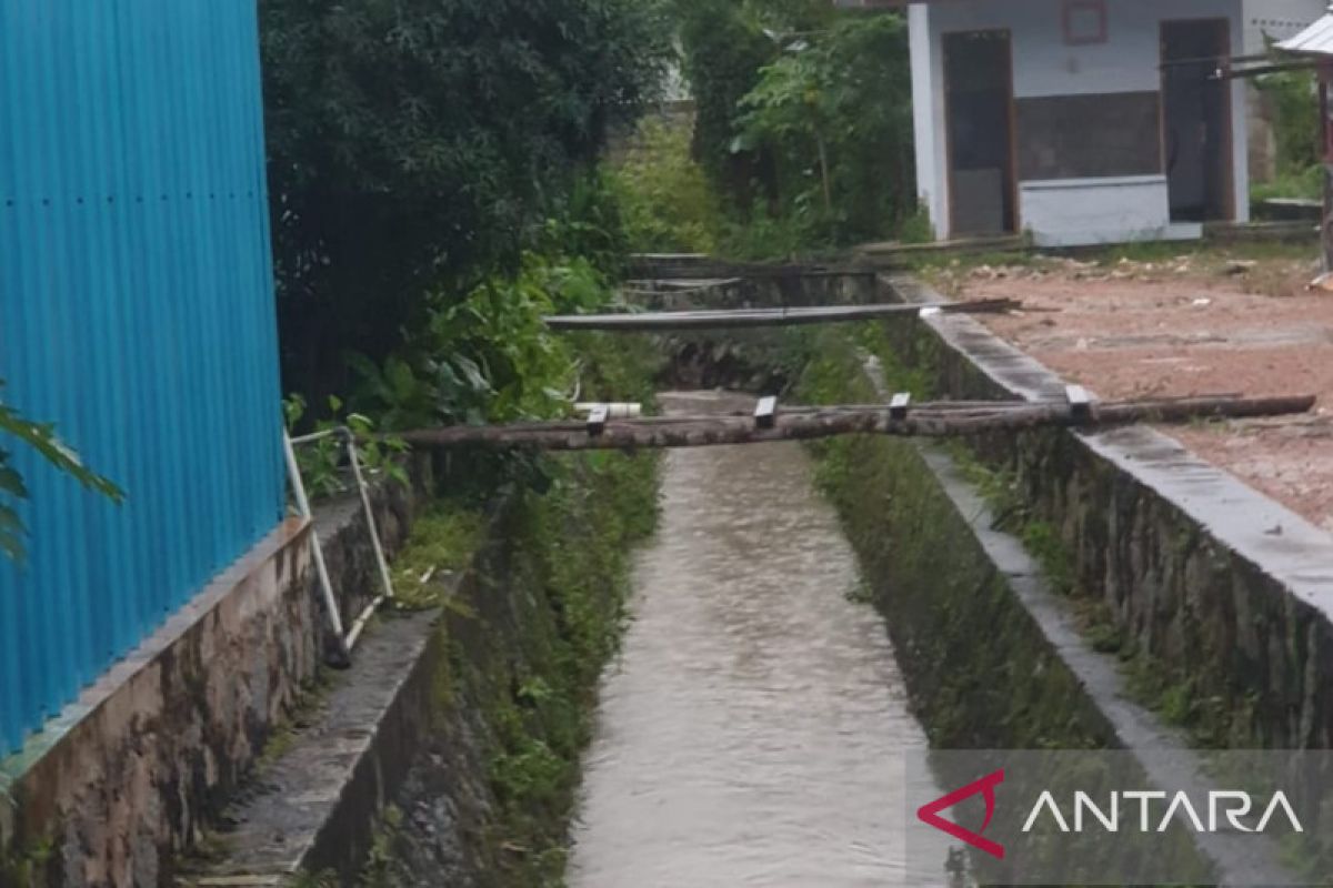 Pemerintah Kelurahan Srimenanti Bangka awasi kawasan rawan banjir