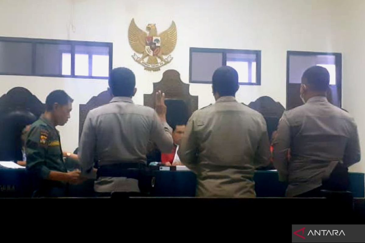 Polisi korban pencatutan nama kredit fiktif BPR Cabang Batukliang dihadirkan di persidangan