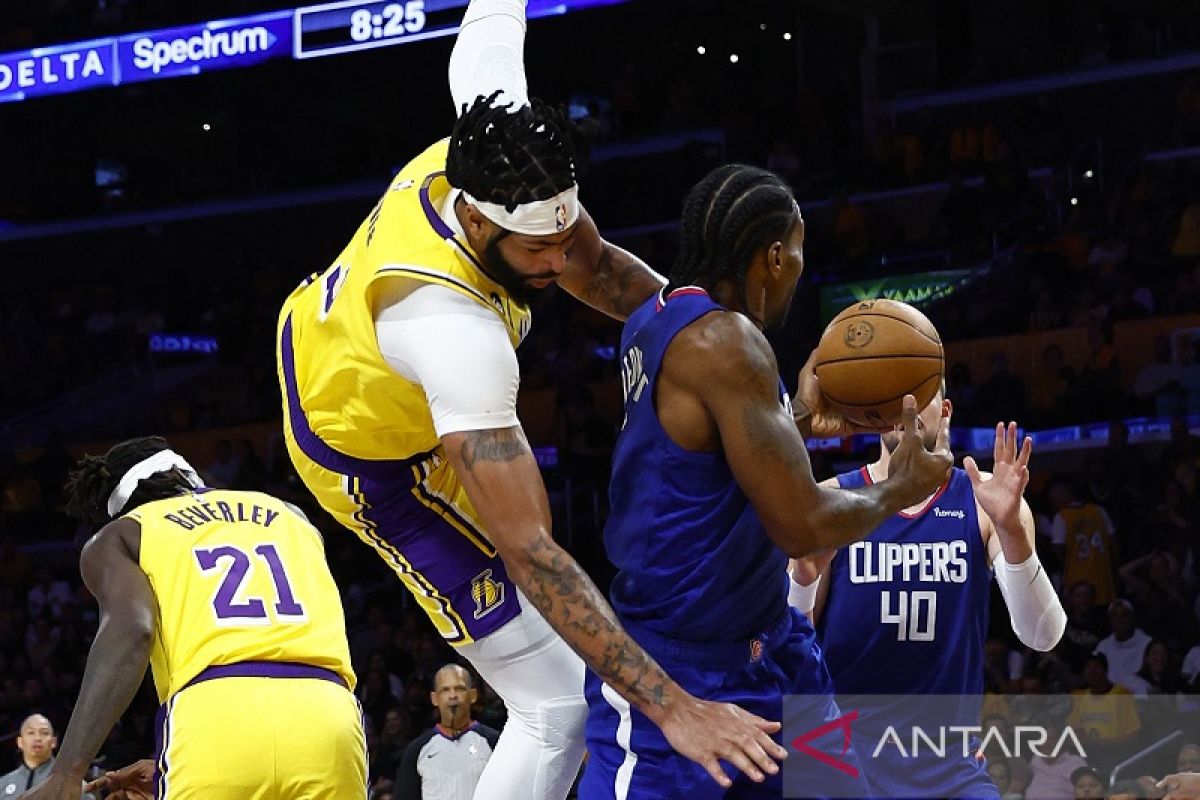 Kawhi Leonard kembali, Clippers buka musim pecundangi Lakers 103-97