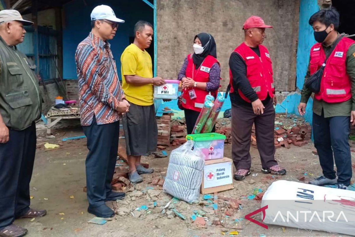 Keluarga terdampak longsor Cipamingkis dapat bantuan PMI Bekasi