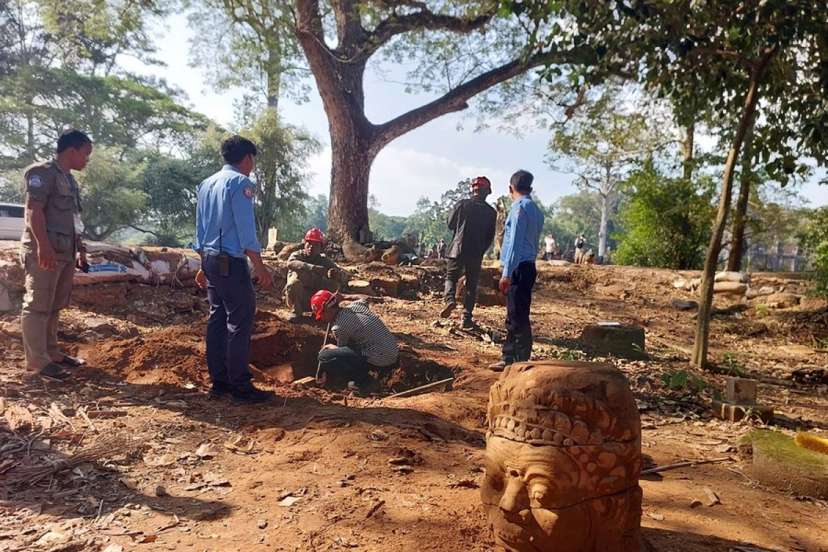 Patung kepala Asura berusia ratusan tahun ditemukan di Angkor Wat