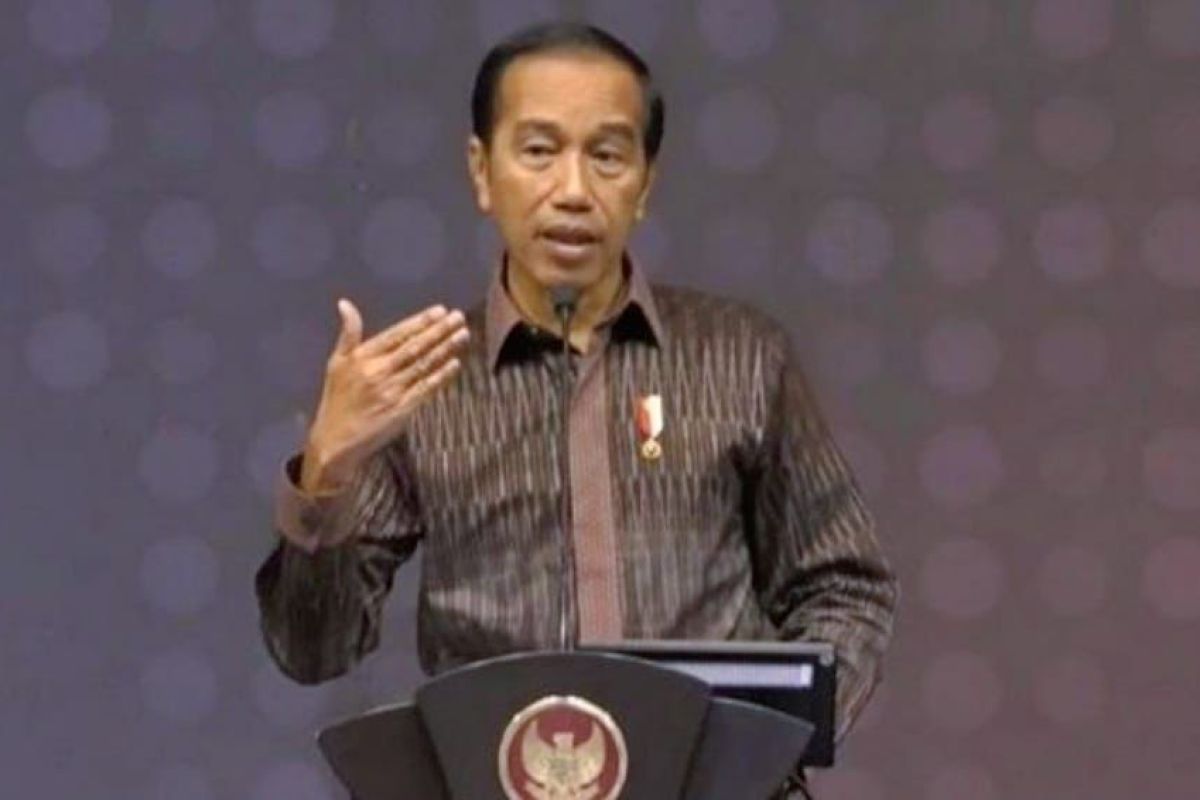 Pengusaha tenun ikat Kediri bangga buatannya dipakai Jokowi