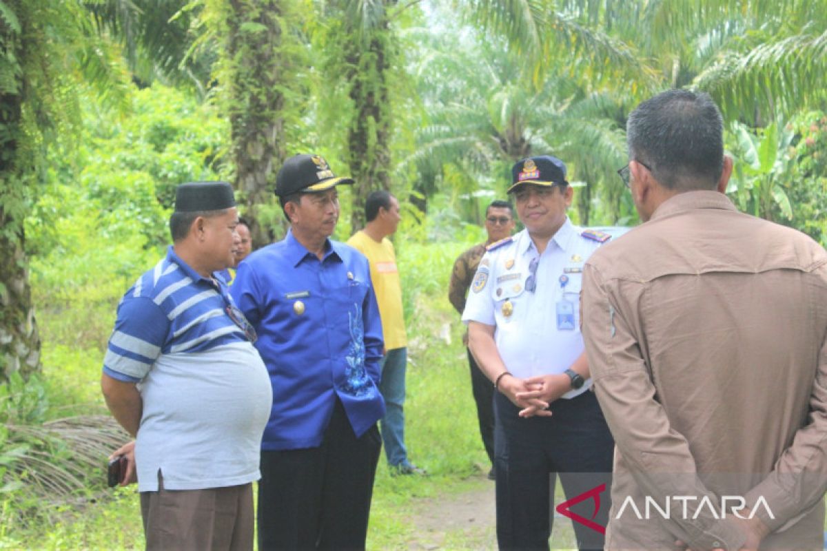 Pemkab Pasbar tinjau lokasi rencana pembangunan timbangan kendaraan