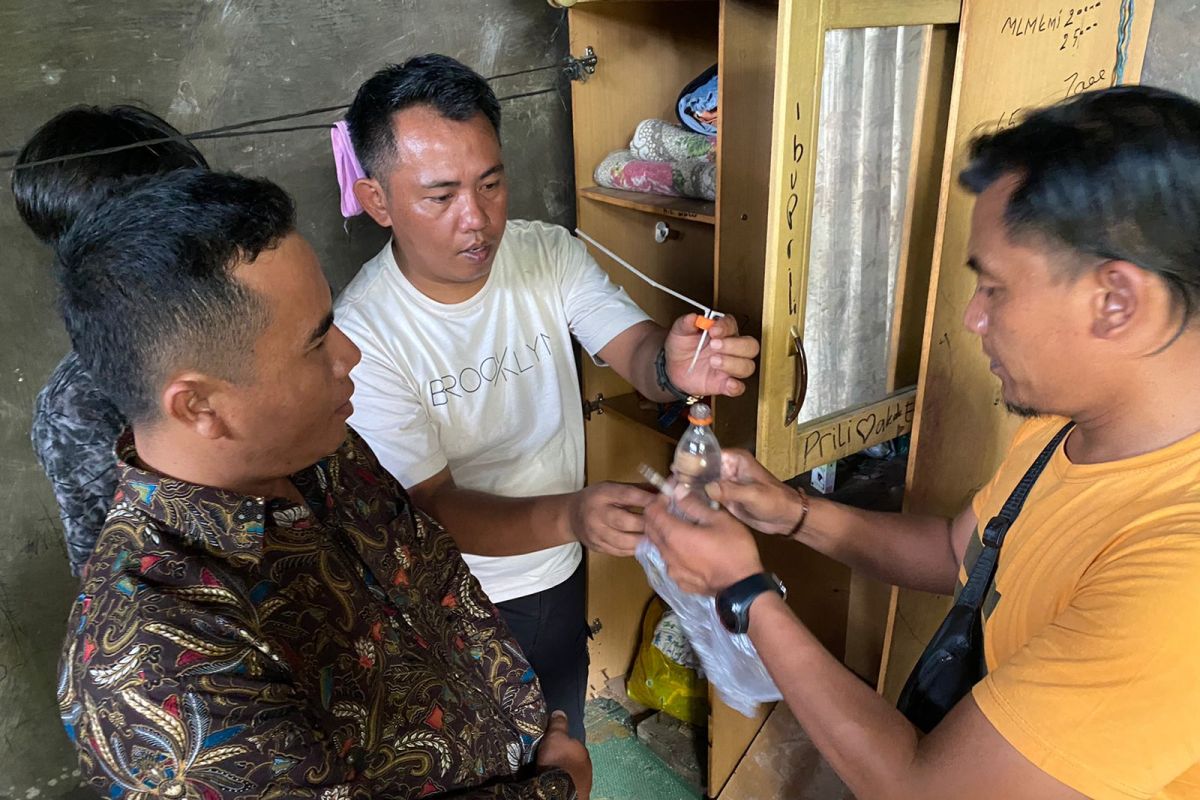 Tim Opsnal Sat Res Narkoba Polres Solok Selatan tangkap seorang pengedar dan pengguna narkoba