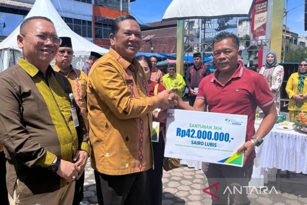 BPJamsostek serahkan santunan JKM di tengah Sidempuan Expo 2022