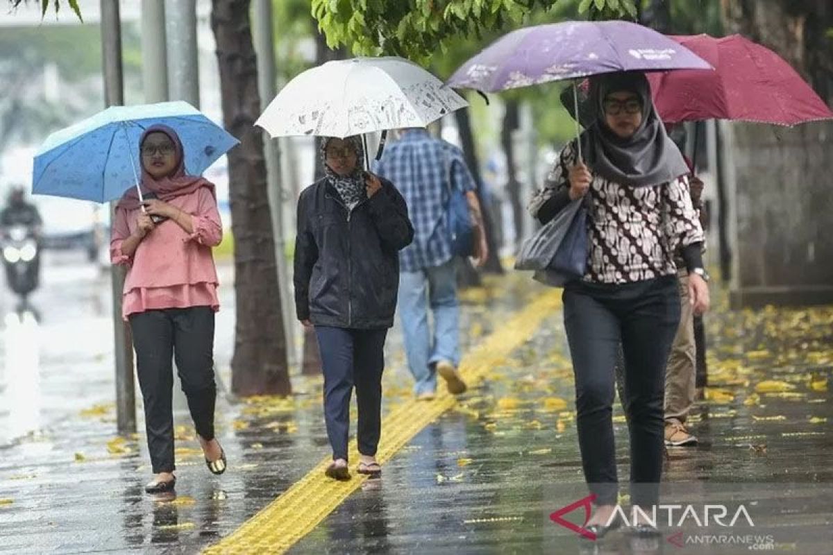 Prakiraan hujan lebat melanda kota besar di Indonesia