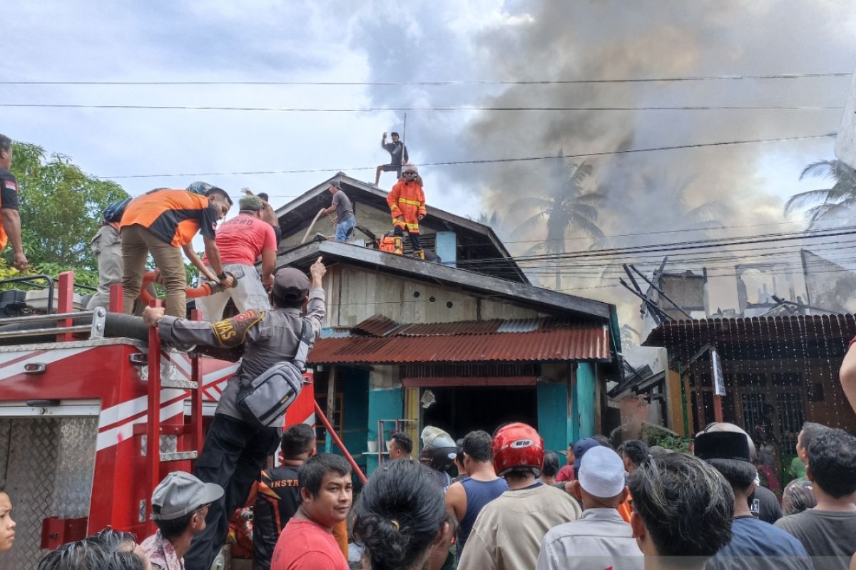 Rumah Ketua RT 10 di Kedamin Hilir Putussibau Selatan terbakar