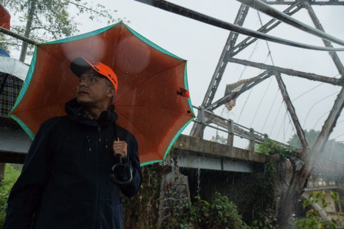 Ganjar bantu percepat perbaikan jembatan rusak di Kendal