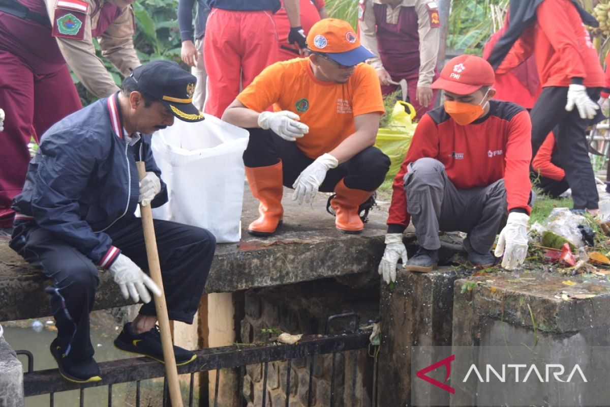 1.600 orang bersihkan sungai cegah banjir di Pamekasan