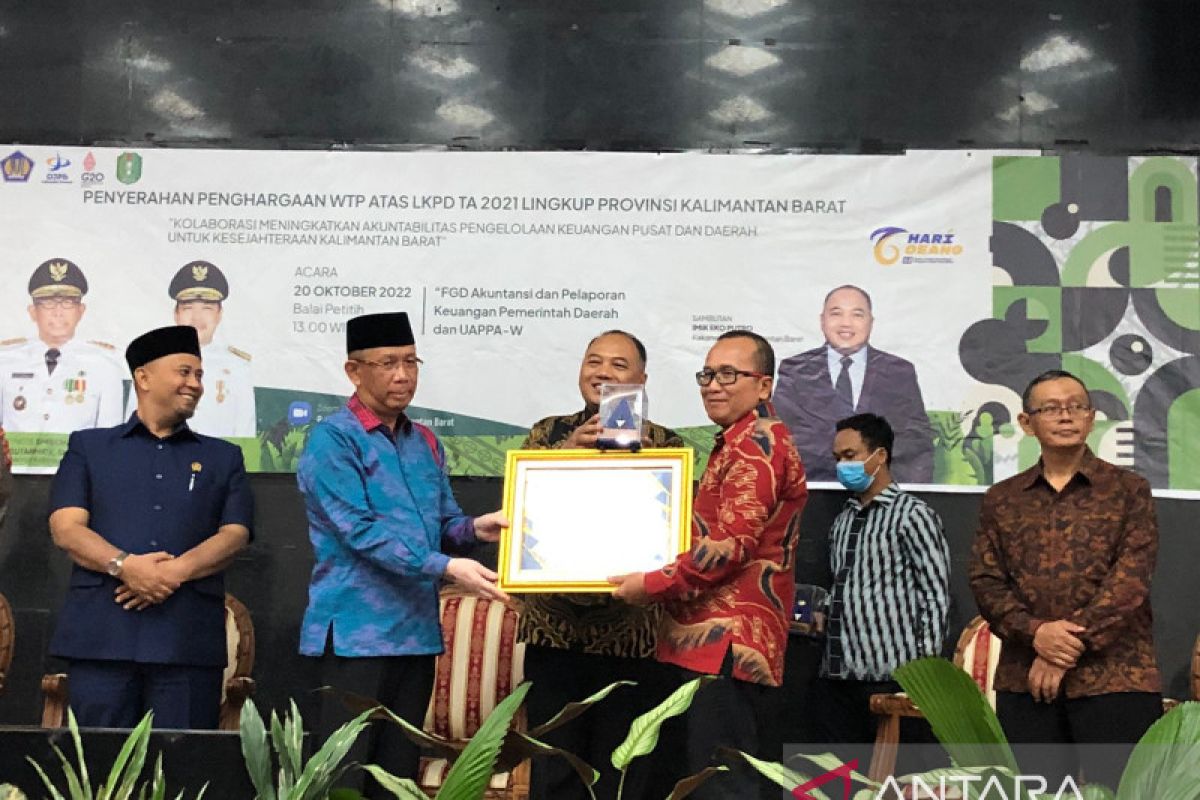 Sutarmidji serahkan piagam WTP LKPD 2021 kepada 14 Pemda