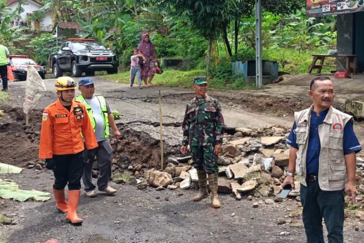 Tanah bergerak di Wonosobo-Jateng akibatkan jalan ambles