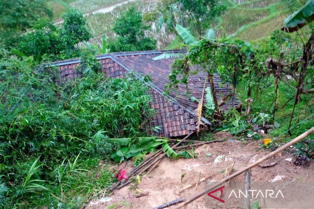 BPBD Cianjur evakuasi tiga KK di Desa Waringinsari akibat longsor