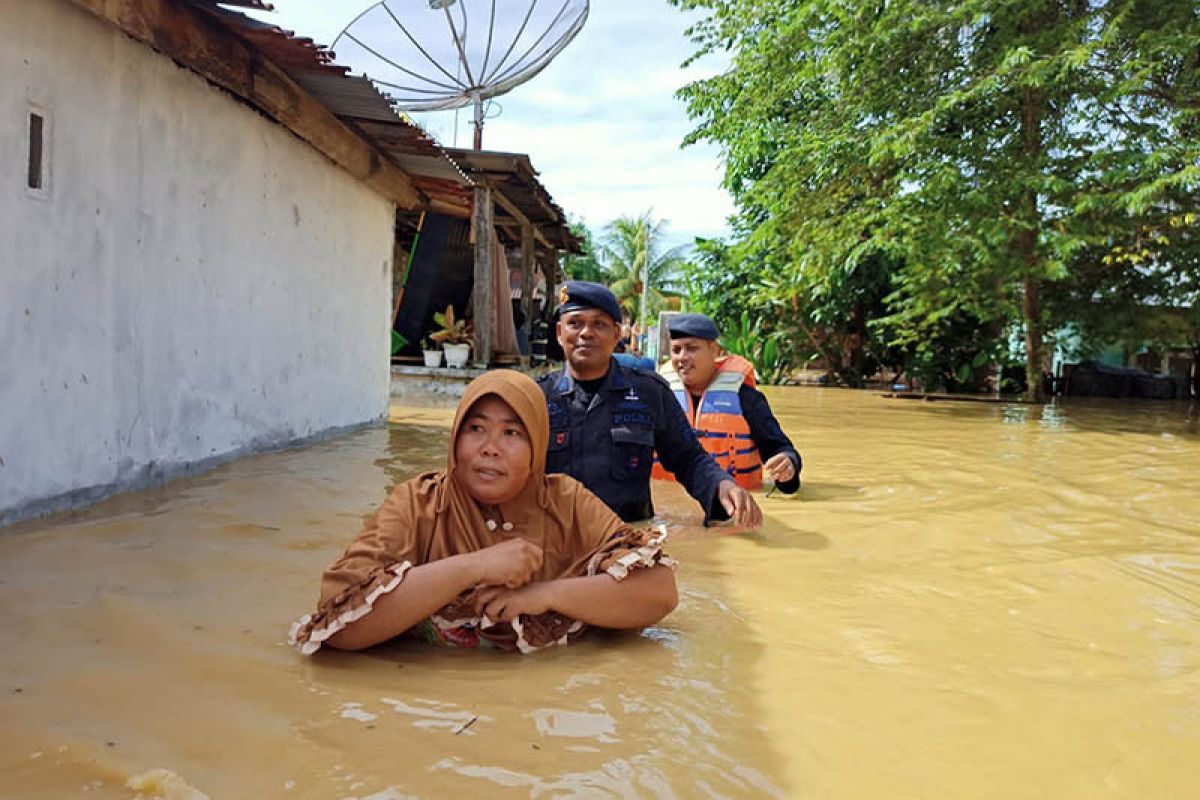 Polda Aceh kerahkan personel brimob evakuasi warga terdampak banjir