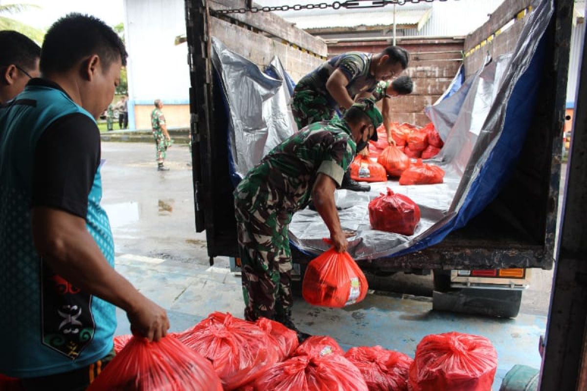 Kodim Palangka Raya salurkan 1.400 bansos Pemprov Kalteng