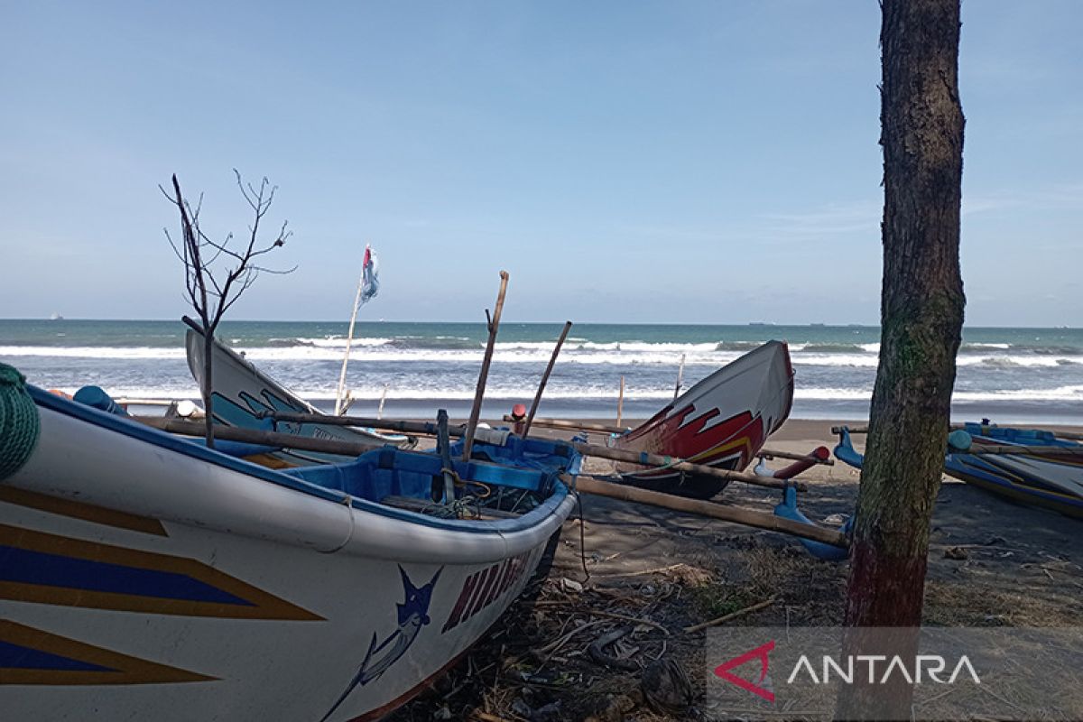 Waspada, gelombang tinggi di laut selatan dari Jawa Barat hingga DI Yogyakarta