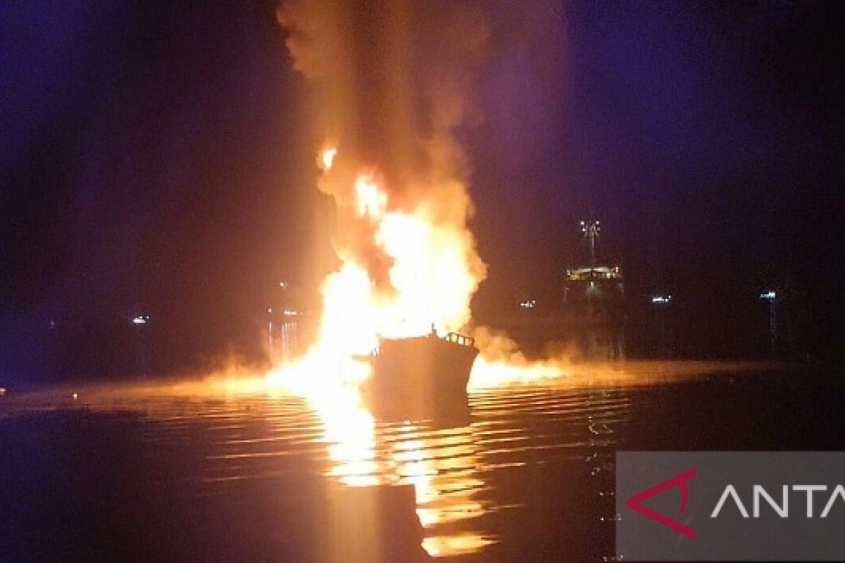 Dua ABK luka ringan akibat kebakaran kapal pengangkut minyak tanah di ambon
