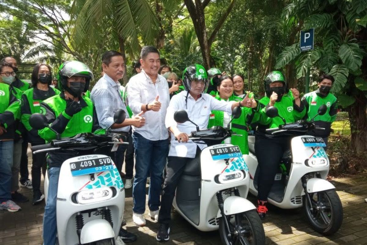 GoTo dan PT TBS Energi Utama Tbk tekan emisi karbon lewat penyediaan motor listrik