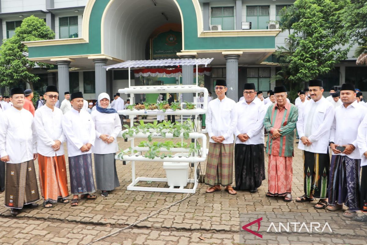 Jakarta distributes hydroponic racks to aid urban farming in pesantren