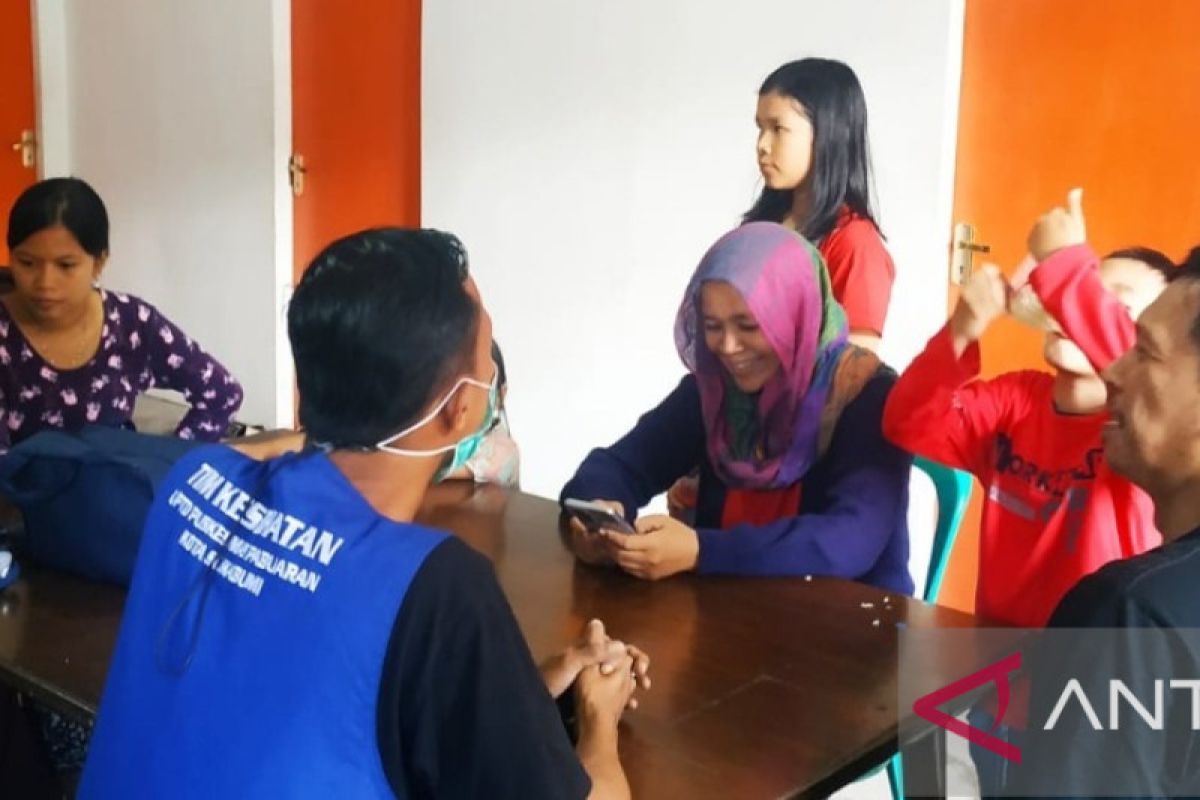 BPBD Sukabumi lakukan pemeriksaan kesehatan belasan pengungsi korban bencana