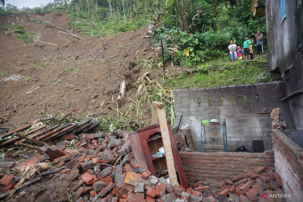 Ratusan warga diungsikan dampak tanah longsor di Trenggalek