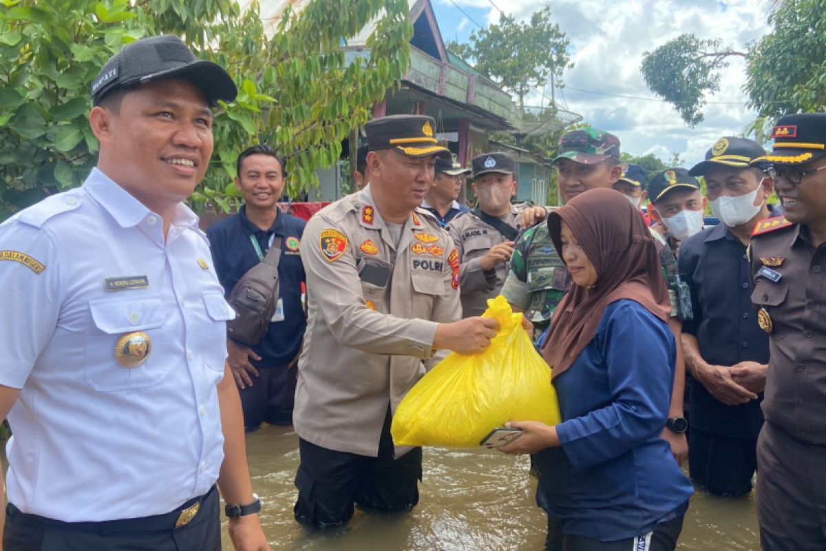Bupati harap bantuan paket sembako ringankan beban masyarakat terdampak banjir