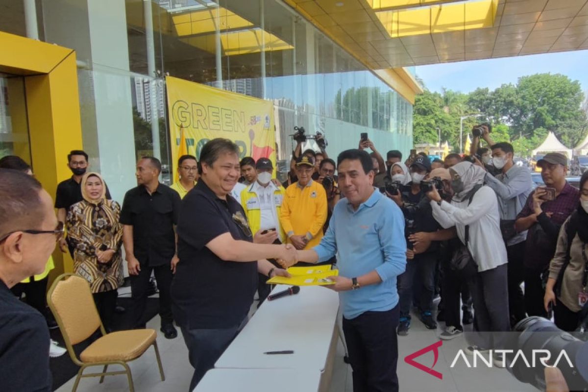 Airlangga berikan 37 mobil listrik ke DPD Golkar dukung ekonomi hijau