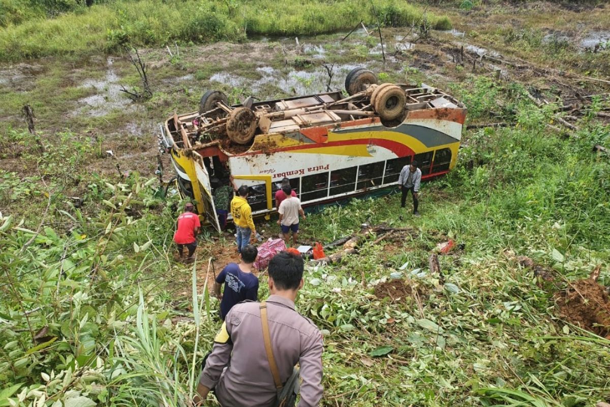 Bis Putra Kembar jatuh ke jurang tiga penumpang dirujuk ke RS Sintang