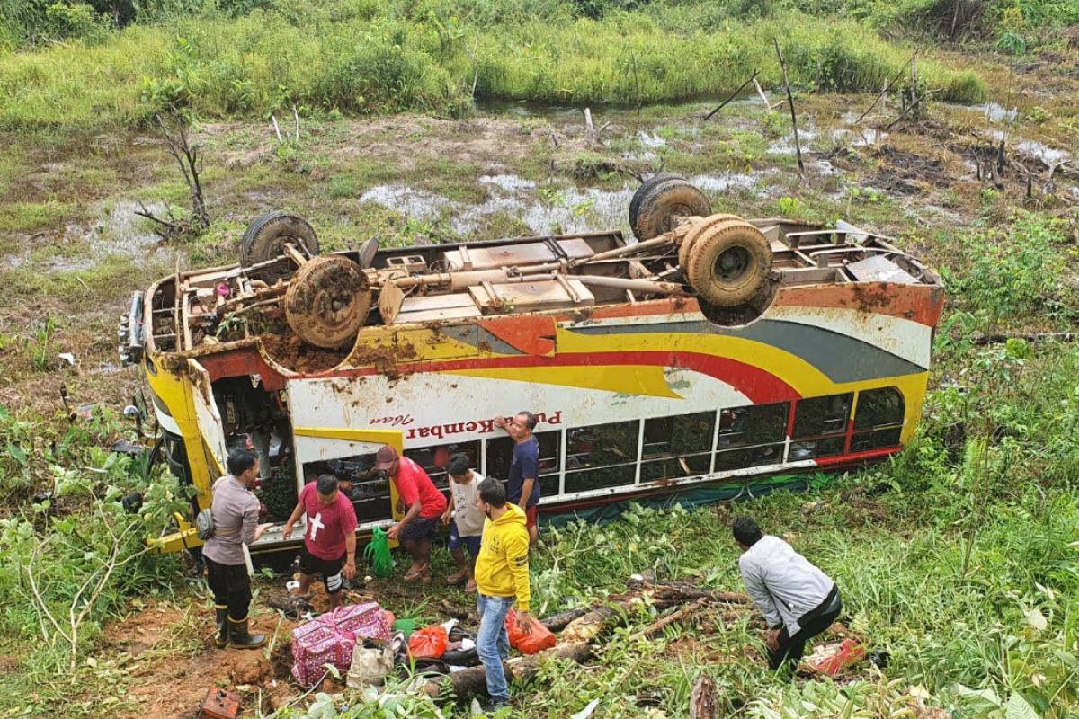 Bus jatuh ke jurang, 17 penumpang luka-luka