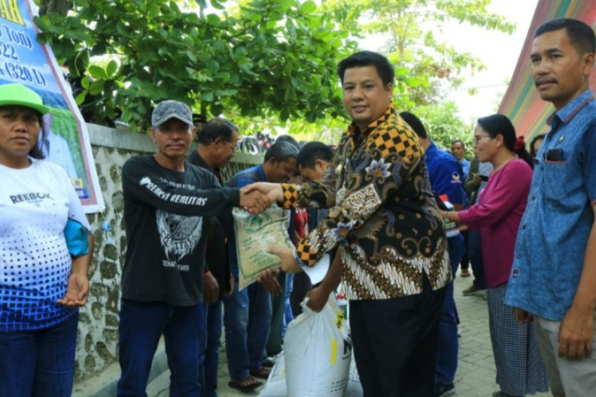 Pemkab Samosir salurkan bantuan bibit dan pupuk kepada petani