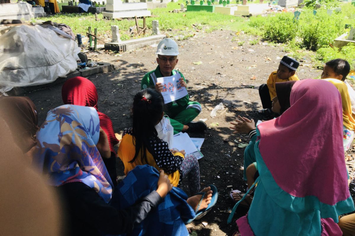 Millennials BUMN Surabaya Raya mengajar puluhan anak di TBM Makam Rangkah