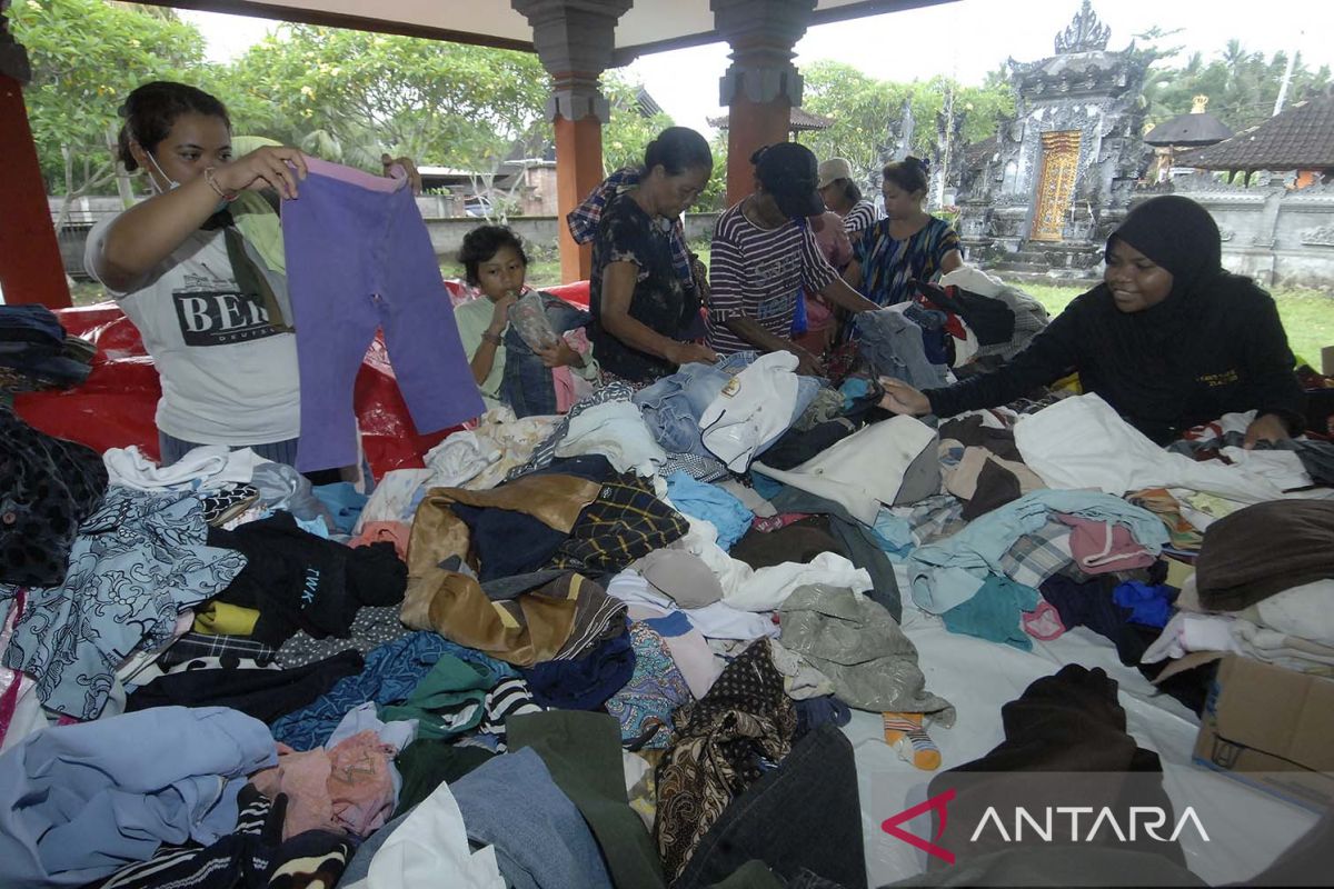 PMI salurkan baju layak pakai ke pengungsi terdampak banjir di Jembrana