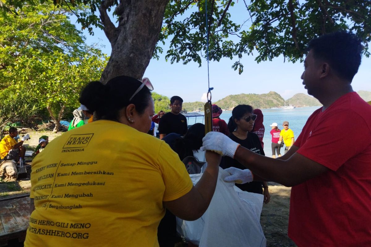 Badan Otorita Labuan Bajo Flores ajak masyarakat bersihkan sampah plastik di pantai
