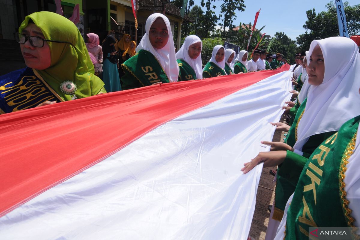 Seribuan santri di Boyolali  ikut kirab 1.000 meter bendera merah putih