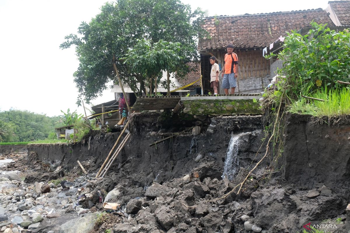 Pemancing terjebak banjir di Lendah Yogyakarta berhasil diselamatkan