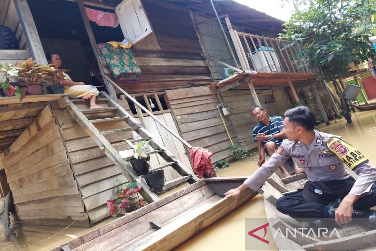 Polisi naik sampan dayung pantau banjir di DAS Di Aceh Tamiang