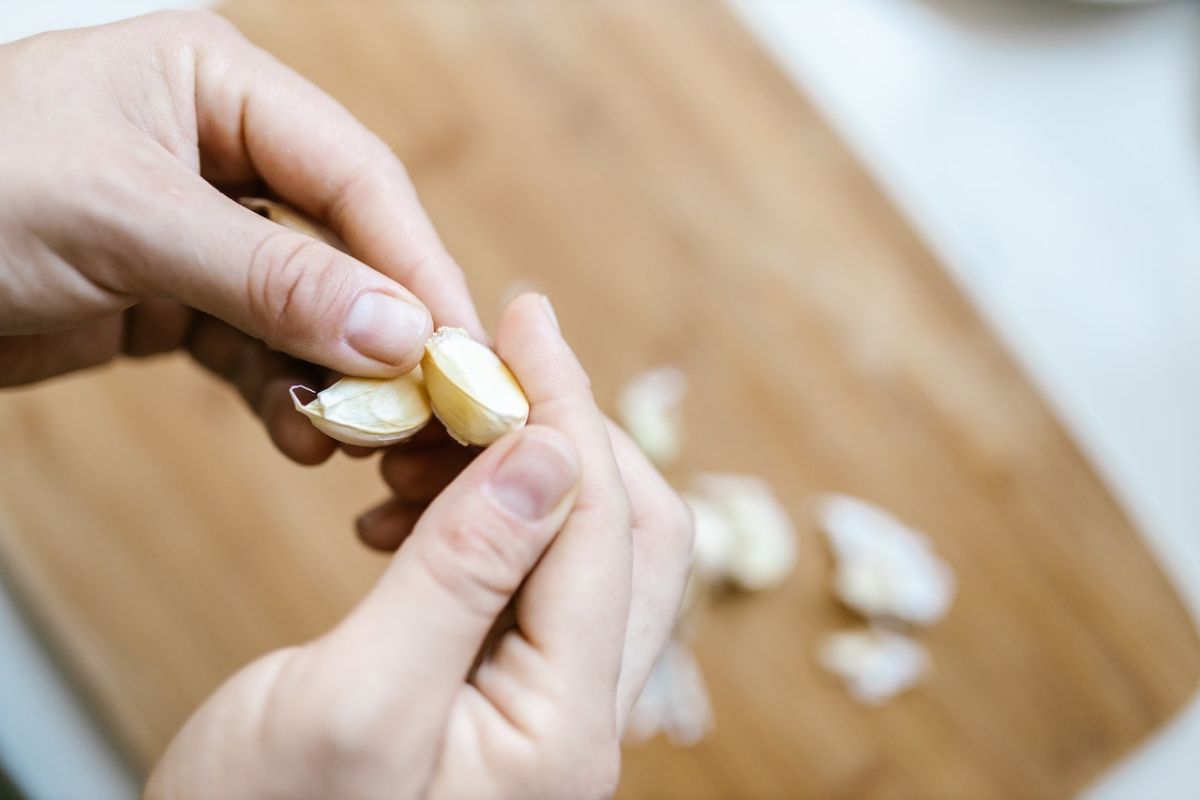 Manfaat mengunyah bawang putih mentah saat perut kosong