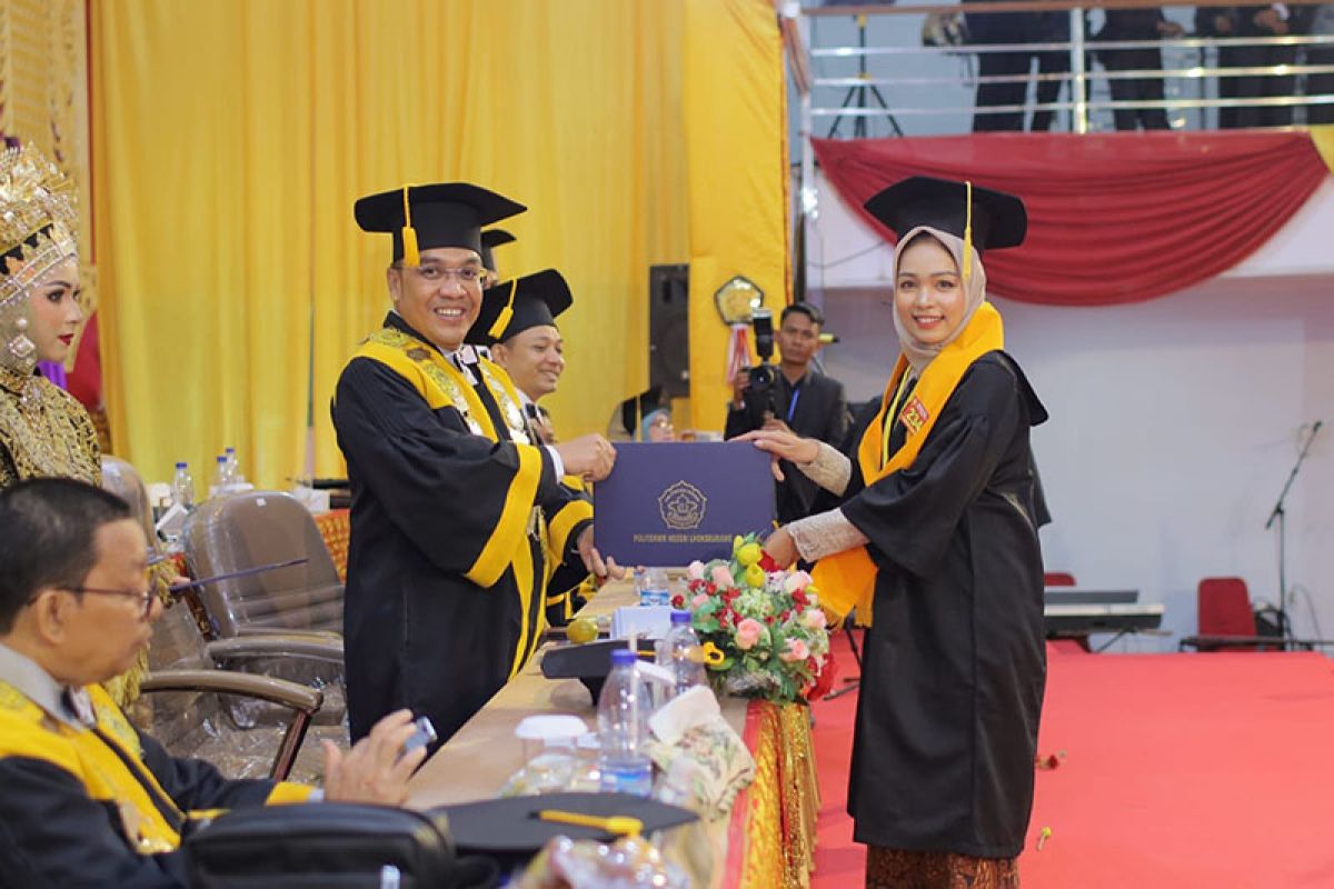 241 mahasiswa Politeknik Negeri Lhokseumawe lulus cum laude