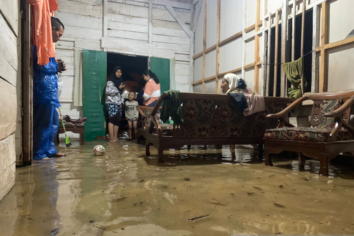 Hujan deras, sejumlah wilayah di Metro tergenang banjir