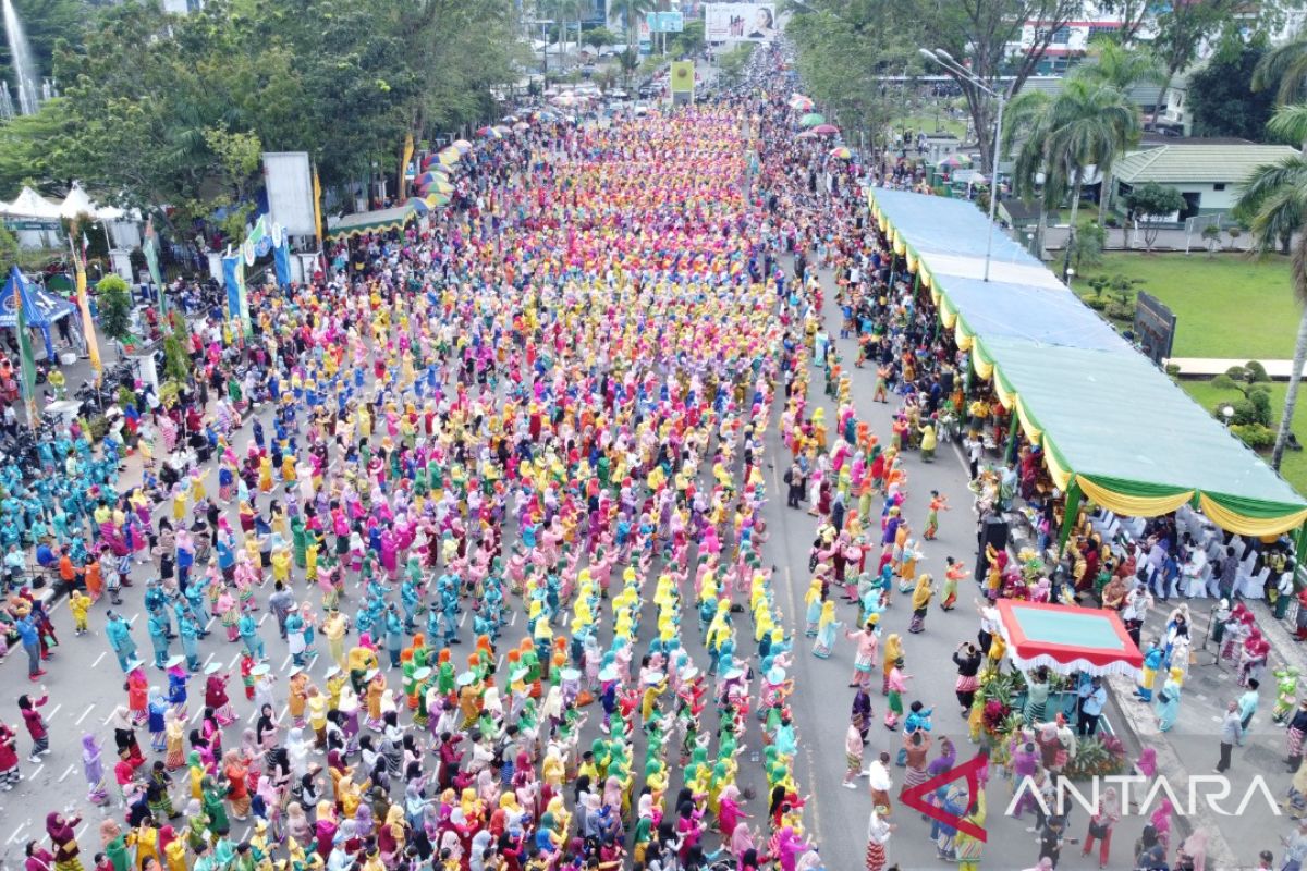 Ribuan warga ikut tari Jepin massal puncak HUT Kota Pontianak ke-251