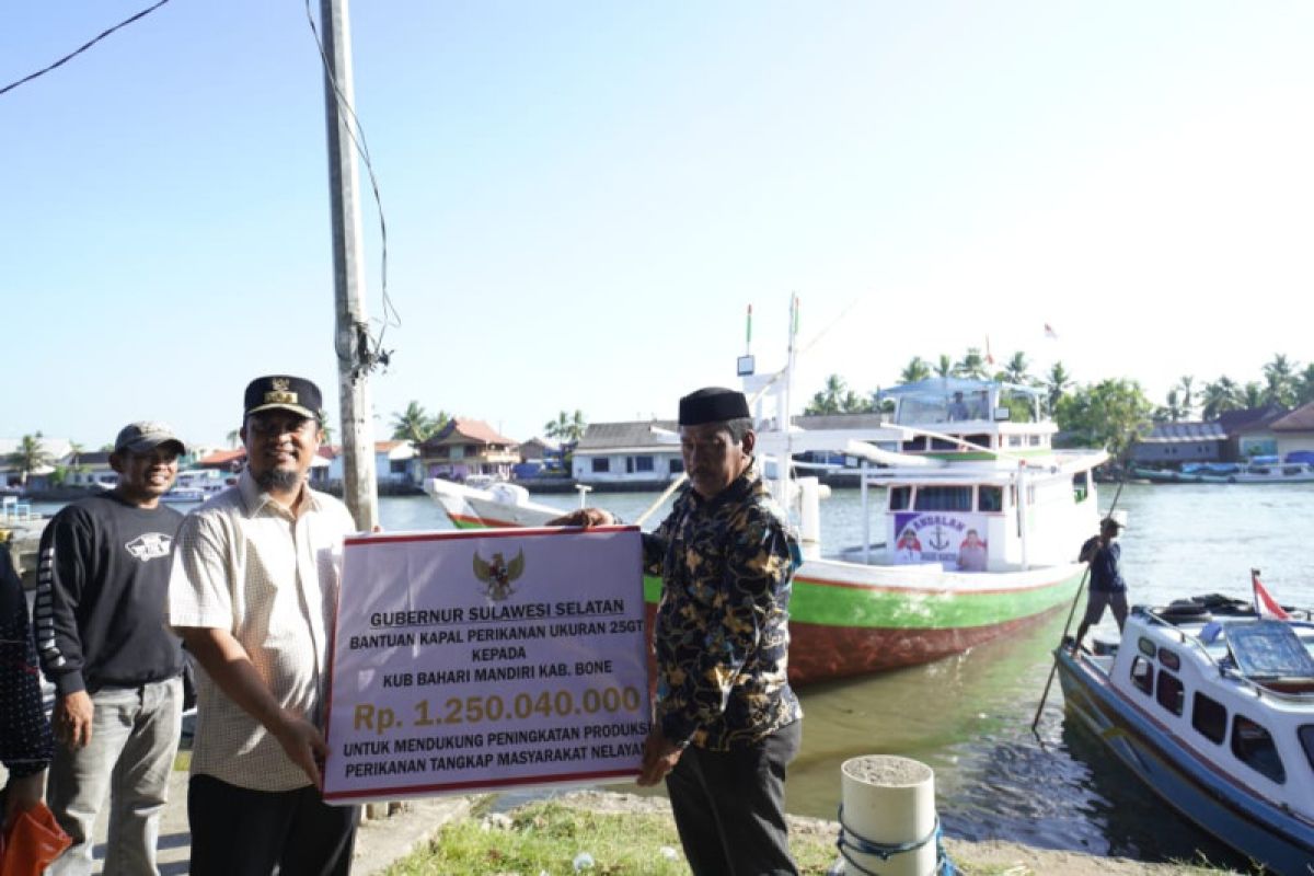Kelompok nelayan Bone Sulsel terima bantuan kapal guna tingkatkan produksi