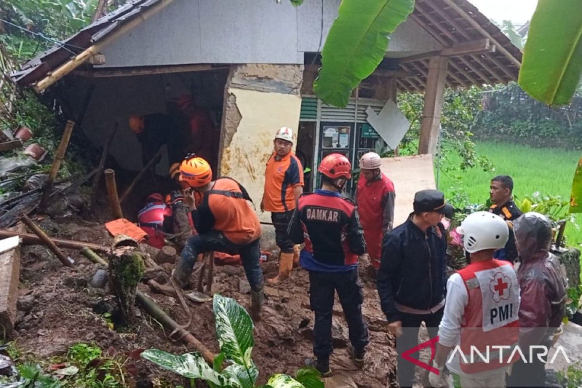 Bapak dan anak di Sukabumi tertimbun tanah longsor