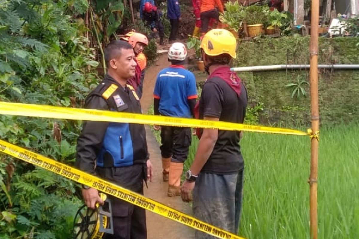 Satu orang meninggal akibat longsor di Sukabumi