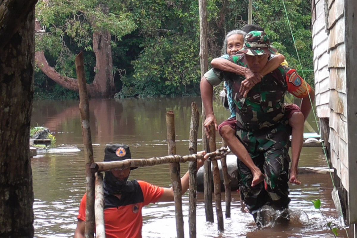 BPBD Palangka Raya bersama TNI-Polri evakuasi lansia terdampak banjir