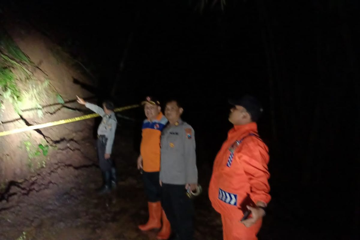 Tiga warga Tulungagung tewas tertimbun longsor saat kerja bakti