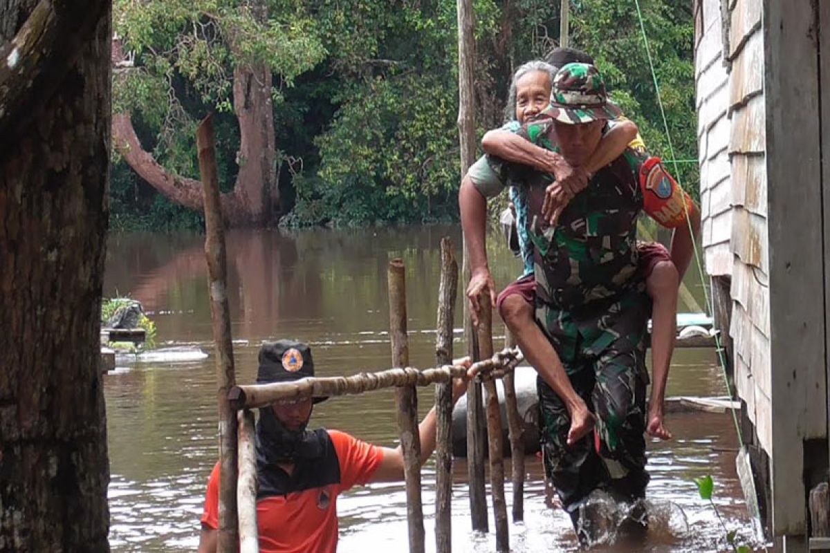 BPBD Palangka Raya bersama TNI-Polri evakuasi lansia terdampak banjir