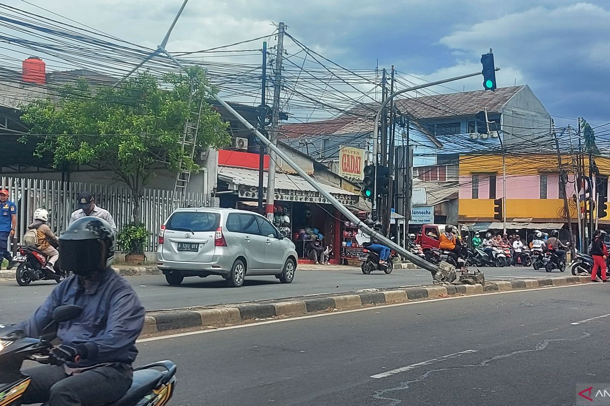 Gulkarmat Jaktim bantu evakuasi tiang penerangan yang roboh di Ciracas